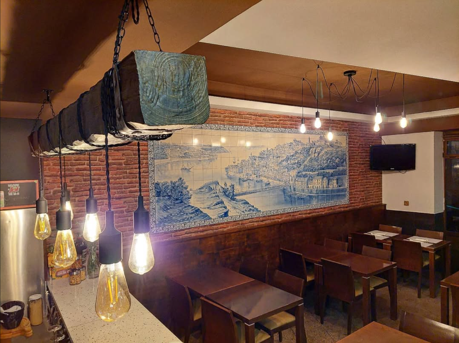 Interior do Novo Oporto com painel de azulejos do Porto