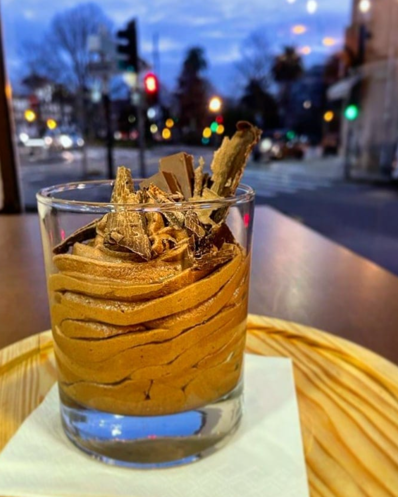 Mousse de chocolate servida em copo, com lascas de chocolate